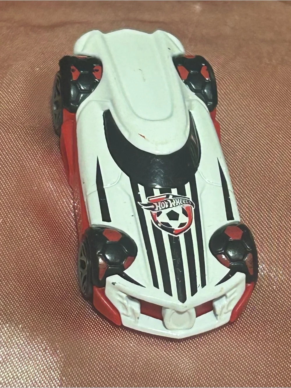 Hot Wheels Kick Kart White/Red Soccer Ball Theme Diecast Toy Car (BDD12)